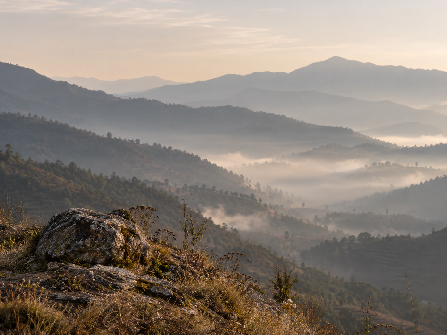 Paisaje ilustrativo de montañas entre niebla al amanecer